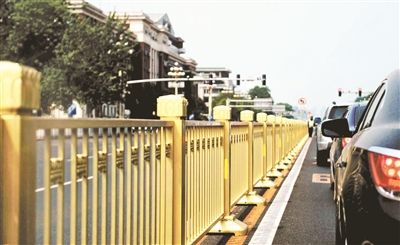 从复兴门到建国门,长安街一线全部更换为金色护栏 摄影/本报记者 郝羿