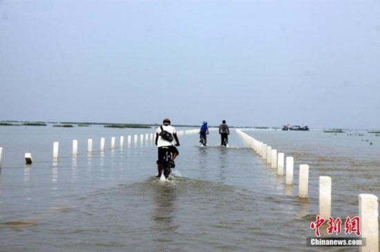 鄱阳湖涨水形成“水中公路” 水天一色恍如仙境(图)