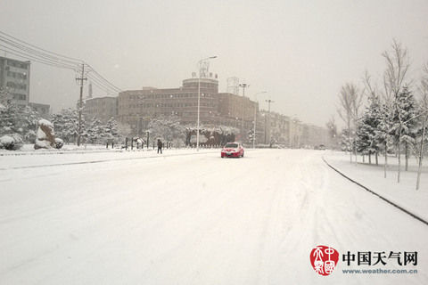 26日,吉林省延吉市降下大雪,给道路交通带来严重影响。(葛军 摄)